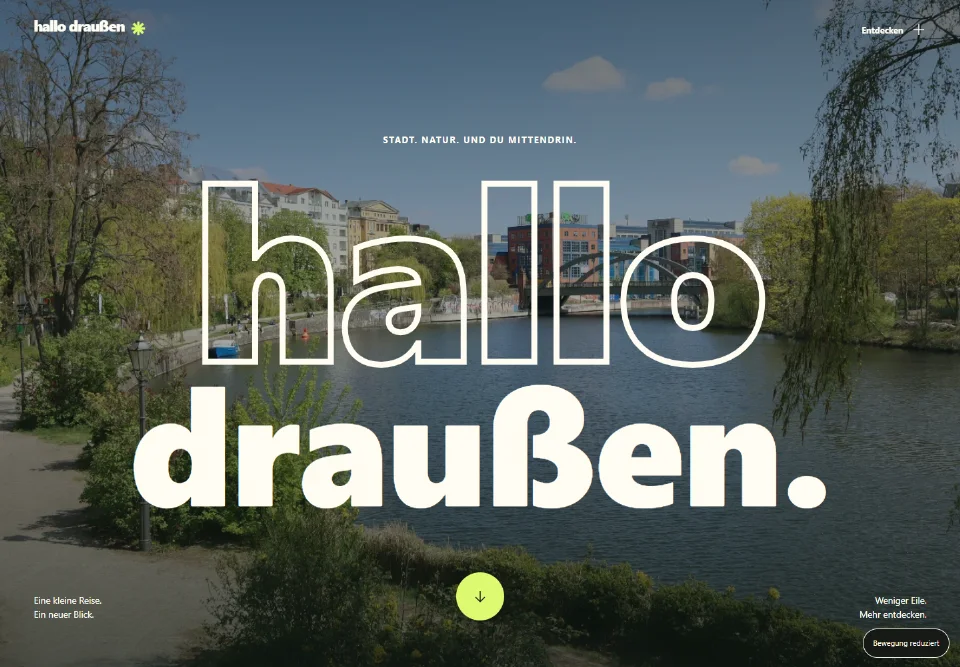 Vorschau von hallo draußen. mit großer weißer Schrift über einer grünen Flusslandschaft.